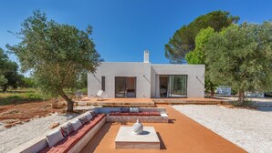 A modern house with a patio area featuring a seating arrangement and a decorative centerpiece. - 3538 Villa Sylvia by Perle di Puglia (San Vito dei Normanni)