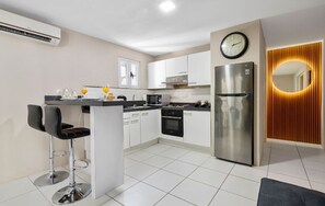 Microwave, oven, toaster, cookware/dishes/utensils - 1 Bedroom apartment Central located in Aruba, with all necesary amenities (Oranjestad)