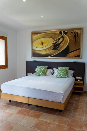 4 bedrooms, desk, iron/ironing board, WiFi