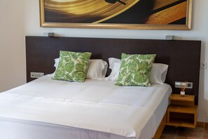 Desk, iron/ironing board, WiFi, bed sheets