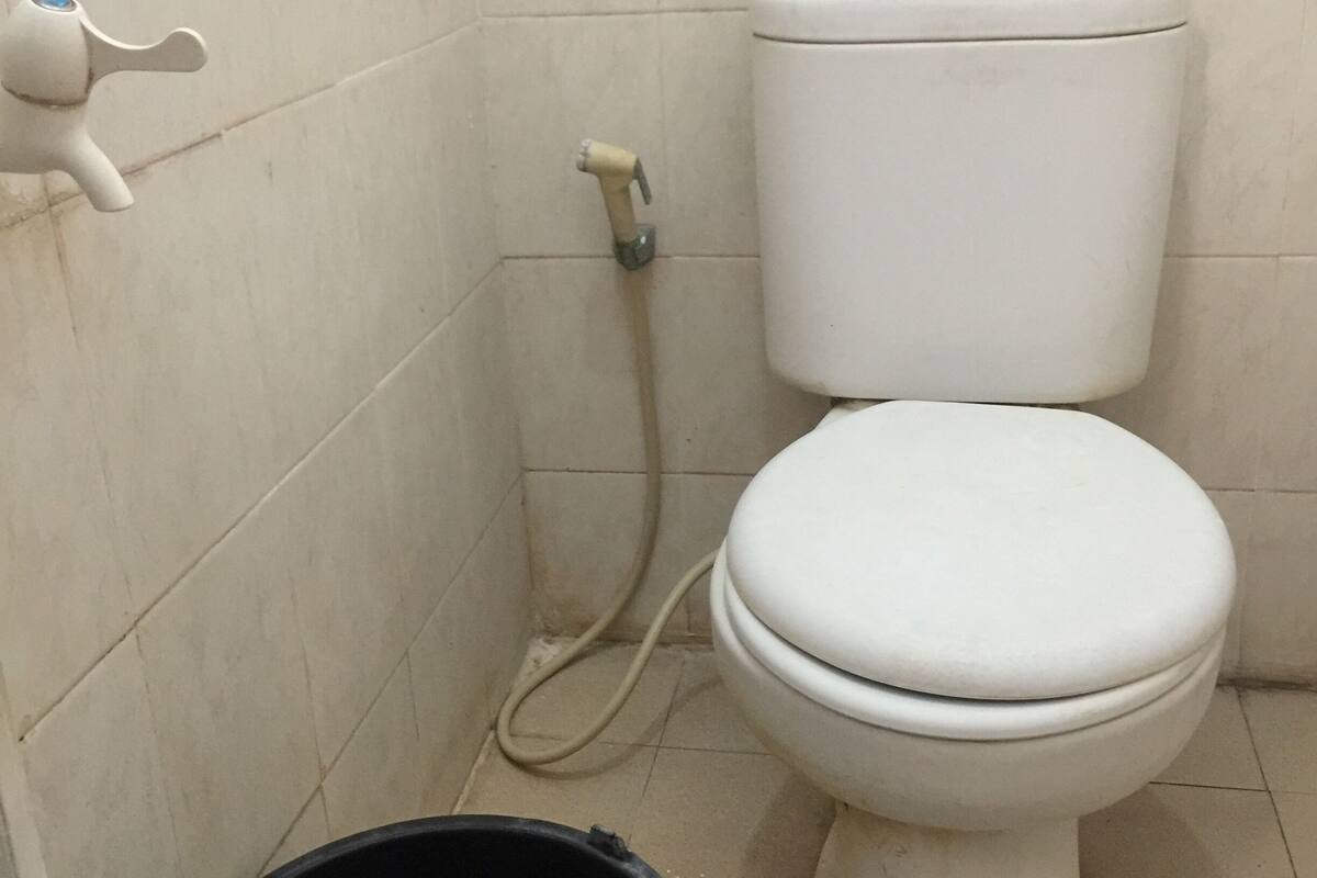 economy double room | bathroom | shower, towels