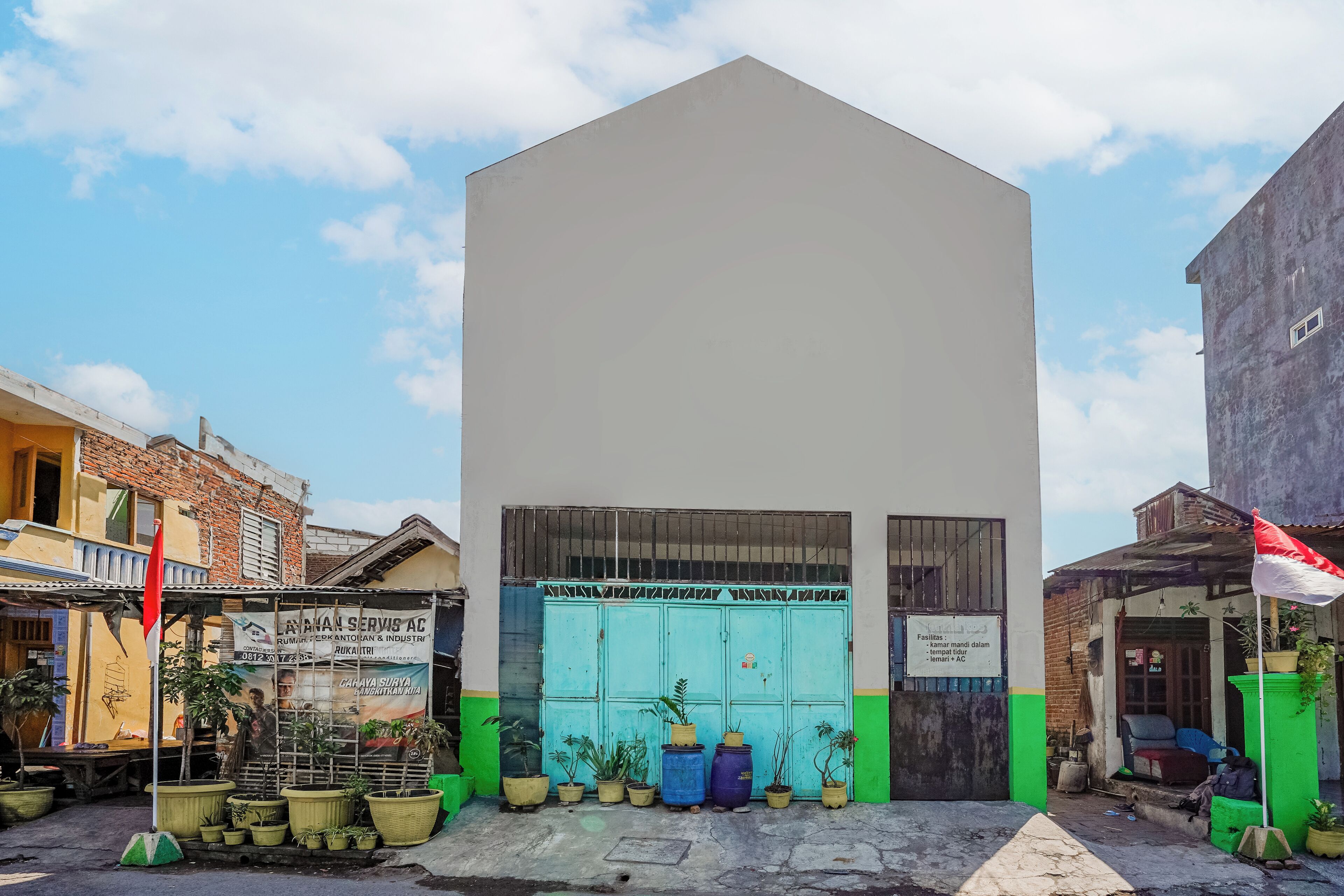 Vista frontal de la propiedad