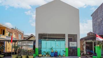 Vista frontal de la propiedad