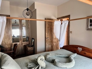 Cottage | 2 bedrooms, iron/ironing board, free WiFi, bed sheets