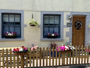 Terrace/patio - Historic Countryside Cottage - Sleeps 3 & Pets Ok (Morecambe)