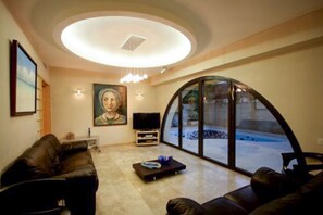 Familienapartment | Wohnzimmer | 42-Zoll-LCD-Fernseher mit Kabelempfang