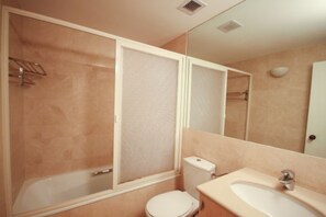Appartement familial | Salle de bain | Séchoir à cheveux, serviettes fournies, savon, shampooing