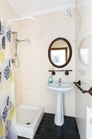 Shower, hair dryer, bidet, towels - Nestled in the pine forest 300 mt from the sea (GROSSETO)