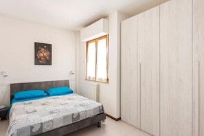 3 bedrooms, travel crib, free WiFi, bed sheets