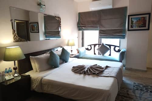 Deluxe Room | Iron/ironing board, free WiFi