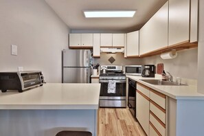 Jääkaappi, mikroaaltouuni, uuni, liesi