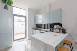 Appartamento Basic, 1 letto king con divano letto | Cucina privata | Frigorifero, microonde, forno, piano cottura