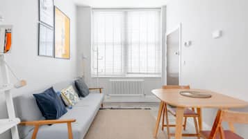 Basic Apartment, 1 King Bed with Sofa bed | Dining