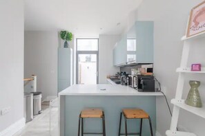 Appartement, 1 très grand lit et 1 canapé-lit | Cuisine privée | Réfrigérateur, micro-ondes, four, plaque de cuisson