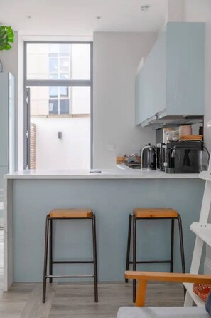 Apartamento básico, 1 cama King e sofá-cama | Cozinha privada | Geladeira, micro-ondas, fogão, cooktop