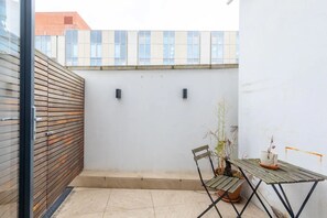 Property grounds - Chic 1BD Flat W/patio - 2 Mins From Baron's Court! (London)