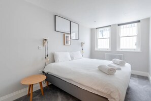 Eenvoudig appartement, 1 kingsize bed met slaapbank | 1 slaapkamer, een strijkplank/strijkijzer, beddengoed