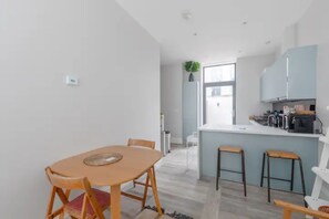 Appartamento Basic, 1 letto king con divano letto | Pasti