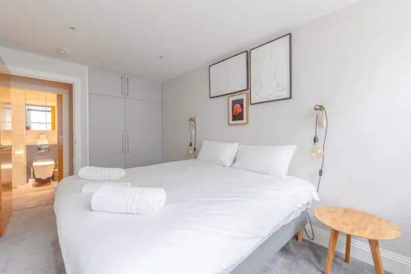 Appartement, 1 très grand lit et 1 canapé-lit | 1 chambre, fer et planche à repasser, draps fournis