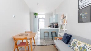 Un apartamento moderno con comedor, cocina y sala de estar.