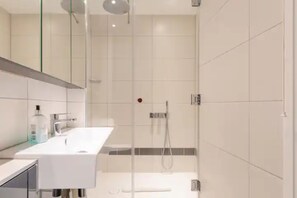 Eenvoudig appartement, 1 kingsize bed met slaapbank | Badkamer | Een douche, een haardroger, handdoeken, zeep