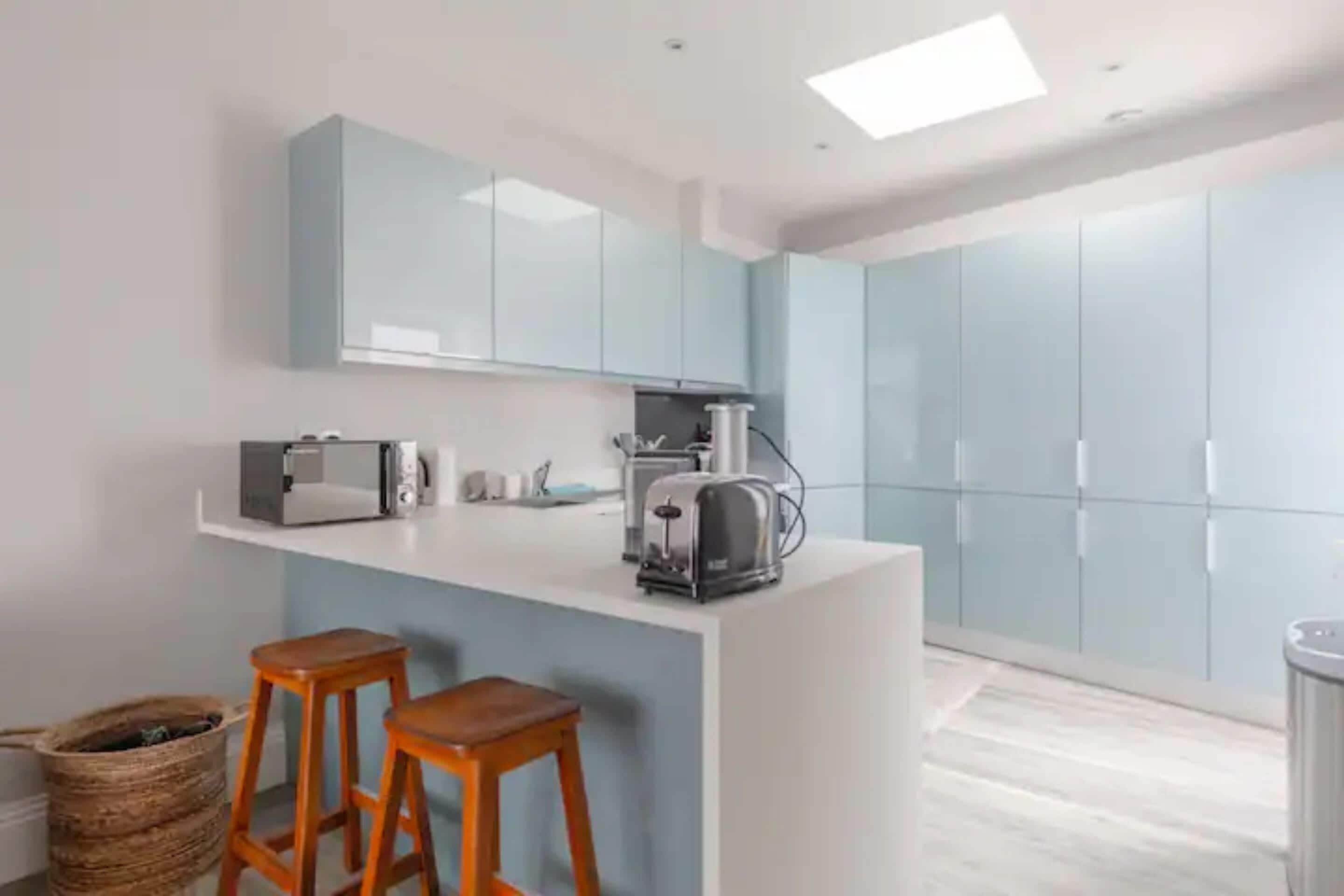 ベーシック アパートメント ベッド (複数台) | 専用キッチン | 冷蔵庫、電子レンジ、オーブン、コンロ