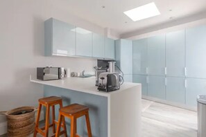 ベーシック アパートメント ベッド (複数台) | 専用キッチン | 冷蔵庫、電子レンジ、オーブン、コンロ