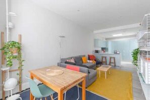 Basic Apartment, Multiple Beds | Dining - Chic & Spacious 2BD Flat -2 Mins to Baron's Court (London)