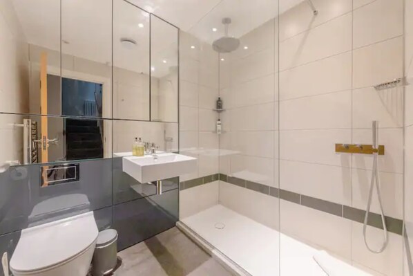 Appartement de base, Plusieurs lits | Salle de bain | Douche, séchoir à cheveux, serviettes fournies, savon