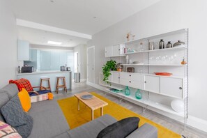 Appartement de base, Plusieurs lits | Aire de séjour