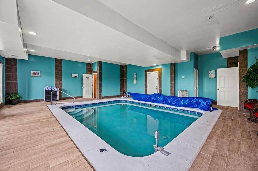 Swimming Pool + Movie Theater: Galaxy Splash