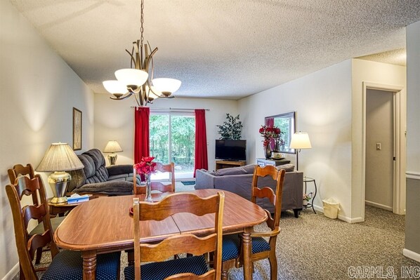 TV - 4 Orantes Place - A nicely furnished and decorated town home in Coronado Courts (Hot Springs)