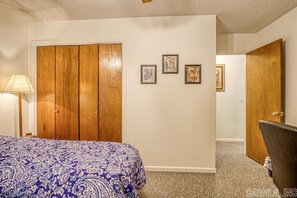 2 室のベッドルーム、インターネット、ベッドシーツ