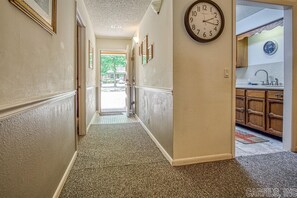 Interior - 4 Orantes Place - A nicely furnished and decorated town home in Coronado Courts (Hot Springs)