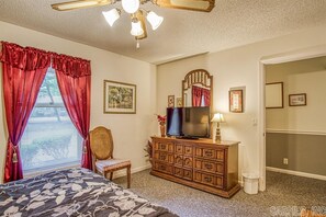 2 bedrooms, iron/ironing board, internet, bed sheets - 4 Orantes Place - A nicely furnished and decorated town home in Coronado Courts (Hot Springs)