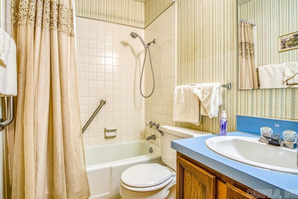 Bathtub, towels