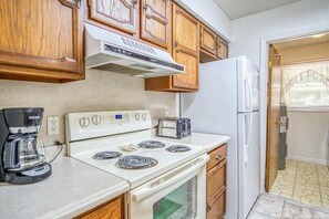 冷蔵庫、電子レンジ、オーブン、コンロ