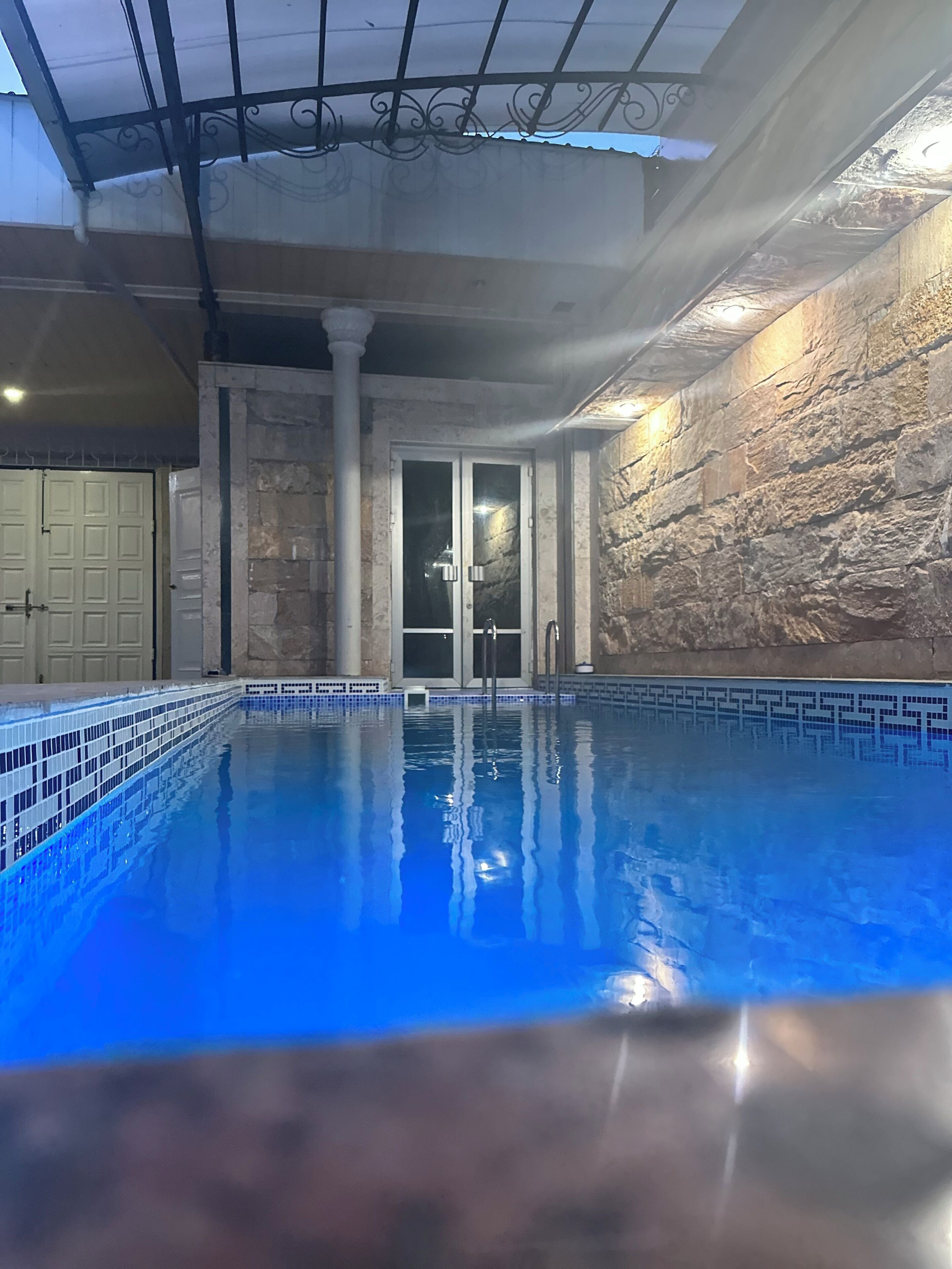 Kauden mukainen ulkouima-allas