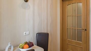 Apartamento | Cocina privada | Frigorífico, microondas, horno y placa de cocina