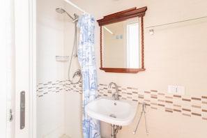 Studio | Badezimmer | Dusche, Regendusche, Handtücher