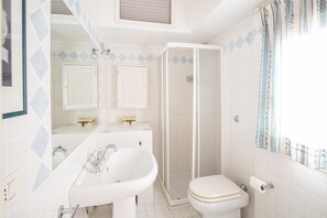 Apartment | Bathroom - 3556 Dimore al Castello - App. by Barbarhouse (Vieste)