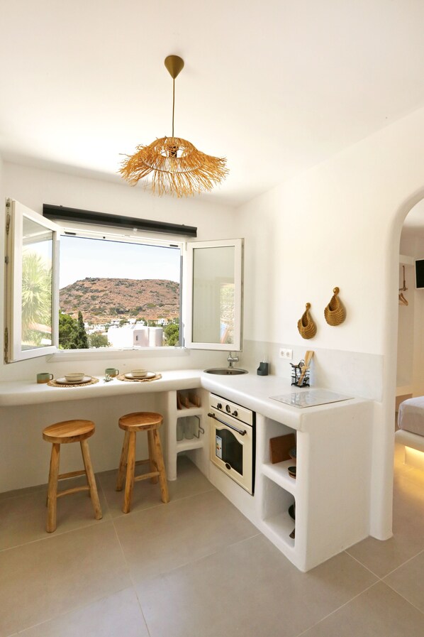 Kjøleskap, ovn, kokeplater og kaffetrakter/tekoker