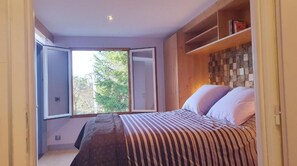 5 bedrooms, WiFi, bed sheets