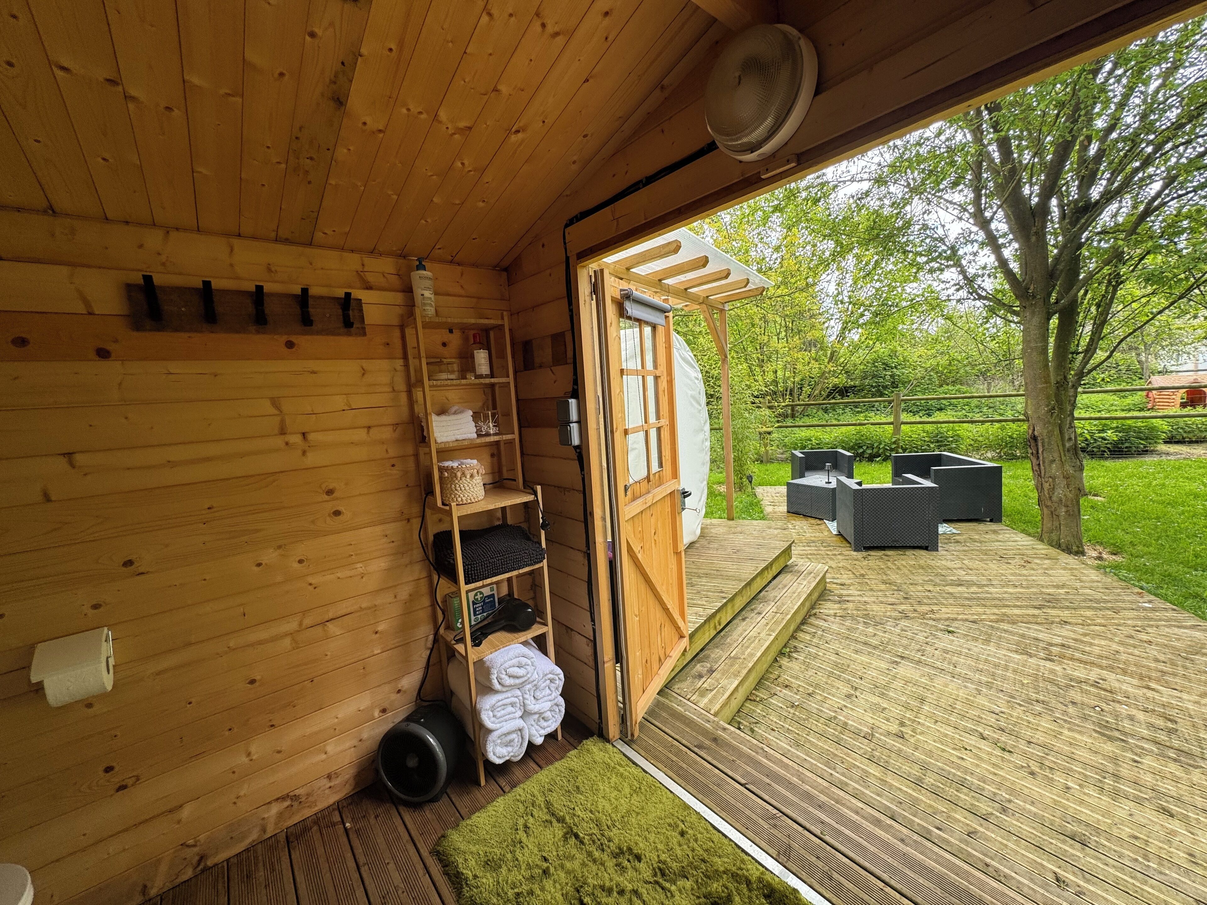 Familietelt, elveutsikt | Bad | Hårføner, håndklær, såpe og sjampo