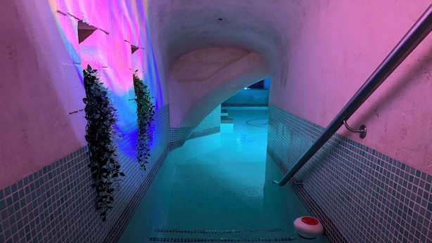 A narrow, tiled pool area with a staircase leading down. - Au domaine du Pré Dieu (Crécy-sur-Serre)