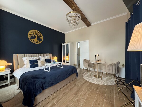 Royal Suite, Park View | Memory foam beds, blackout drapes, soundproofing, free WiFi - Au domaine du Pré Dieu (Crécy-sur-Serre)