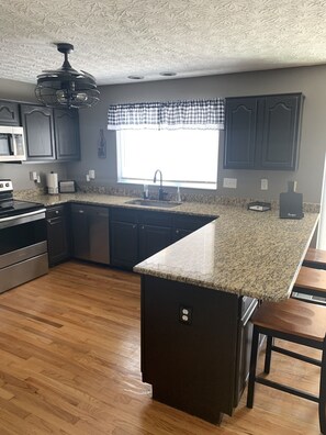 Een magnetron, een oven, een kookplaat, een koffiezetapparaat/waterkoker