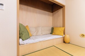 Appartamento familiare | Con stile personalizzato, con arredamento individuale, una scrivania