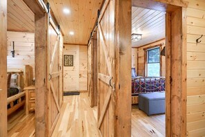 2 bedrooms, WiFi, bed sheets - Seven Pines Cabin - Secluded in Hocking Hills (Nelsonville)