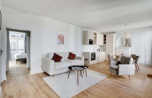 TV, offices - A Refined 2-BR/2BA in Opéra Grands Boulevards (Paris)